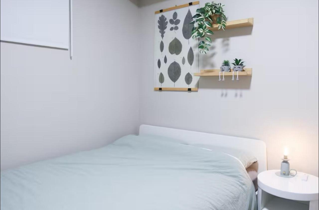 Cozy 2BR Private Basement Suite, Free Parking, WiFi, 1 Hr to Banff, 20 Min to City - B&B Calgary