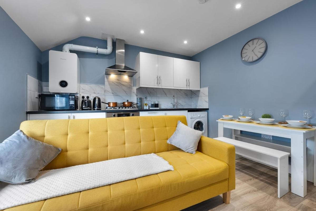 Walk from station , Comfy King Size , ideal work stays - Ferienwohnung Bedford