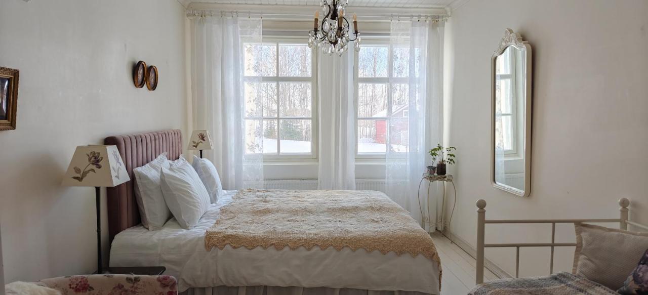 Deze driepersoonskamer heeft een gedeelde badkamer.