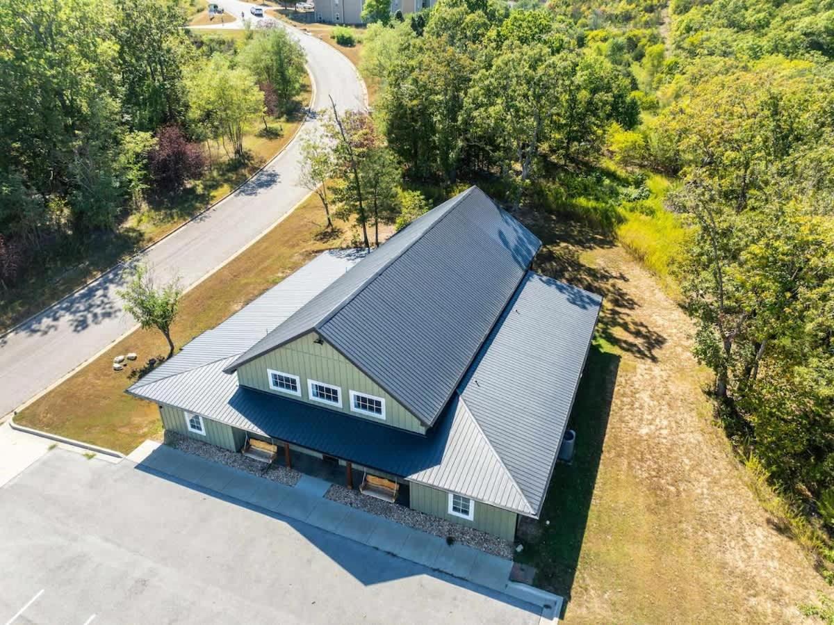 8-Bedroom Branson Retreat- Hot Tub & Porch Swings - B&B