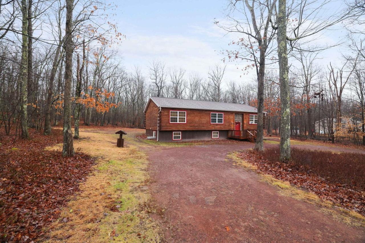 Cozy Freeland Retreat- Firepit Pool Table Hot Tub - Bed and Breakfast White Haven