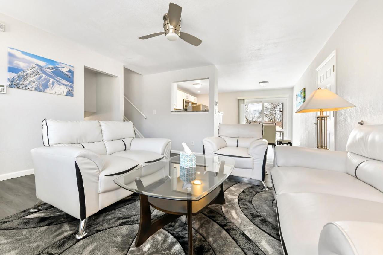 ᨒStylish 4BR - Movie Lounge - 10 min to Ft Carsonᨒ - B&B