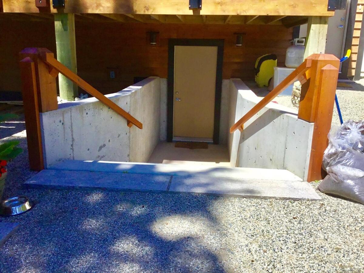 Ocean View, Open Layout with Exposed Bedrock - B&B