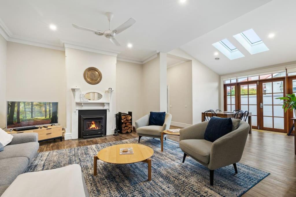 Heritage Home on March - Amazing Location - Bed and Breakfast