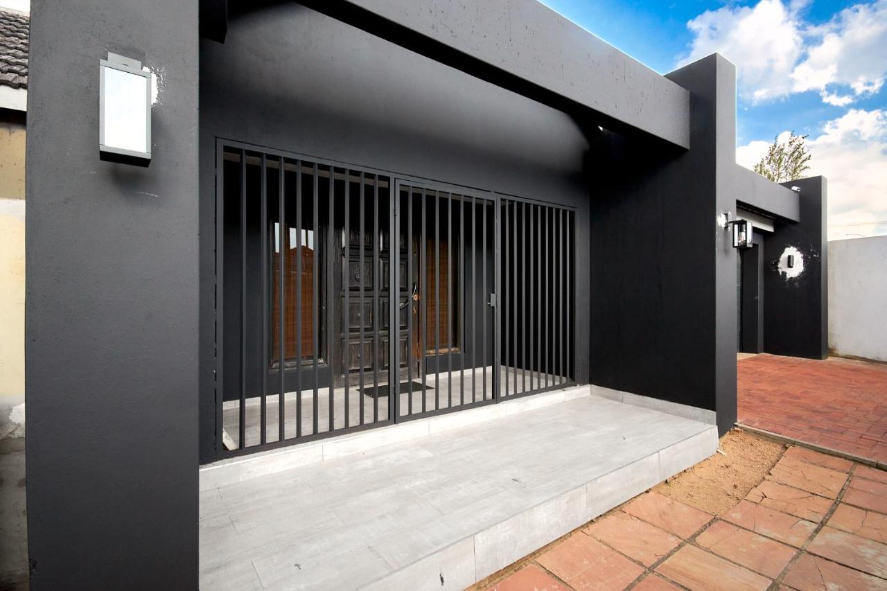 Private, Cosy and Stylish Stay at Nest24 Evans Park - B&B