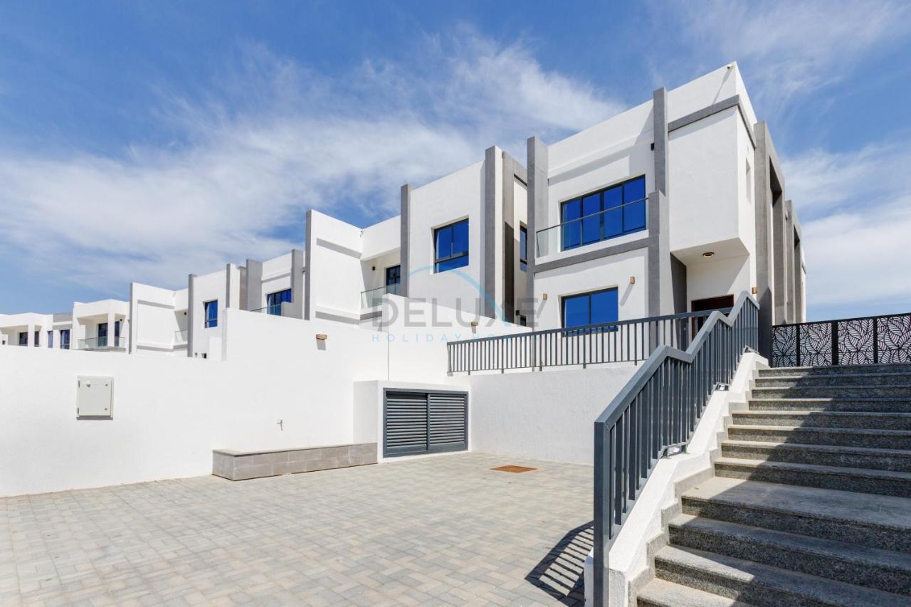 Top-notch 4BR Villa with Sea, Mountain, and Community Views, Assistant Room, and Heated Pool, Al Dana Island, Fujairah by Deluxe Holiday Homes - B&B Fujairah