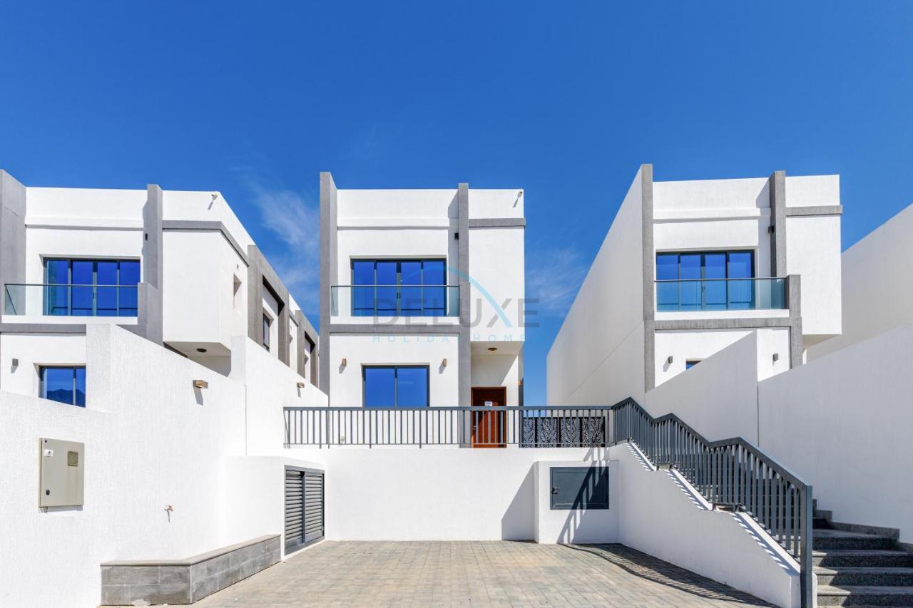 Sea Views 4BR and Assistant's Room Villa with Heated Pool, Sharm - Al Dana Villa, Al Dana Island by Deluxe Holiday Homes - B&B Fujairah
