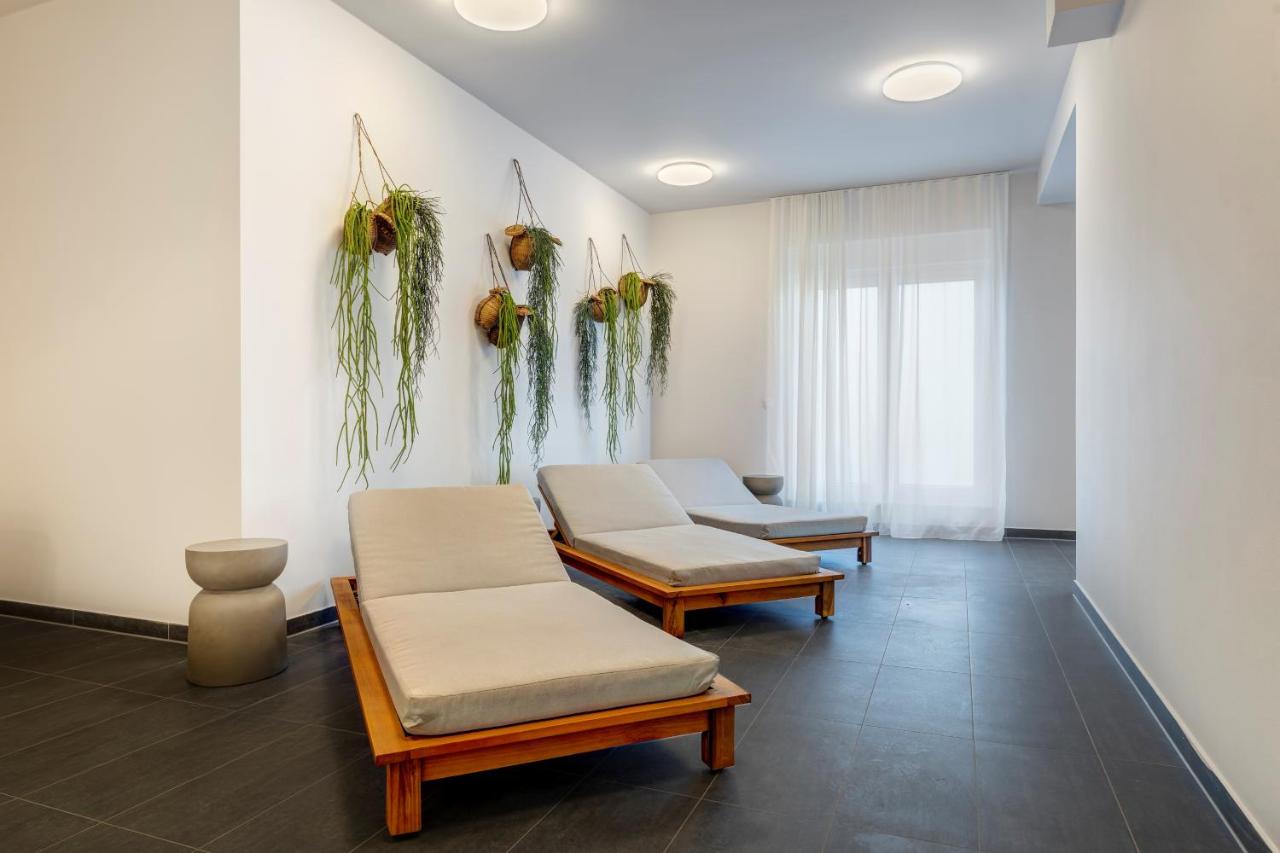 Apartment B14 mit Südbalkon & Nutzung der Wellness- & Aktivbereiche im "Pine Hill Resort" - Chambres d'hôtes Zirchow