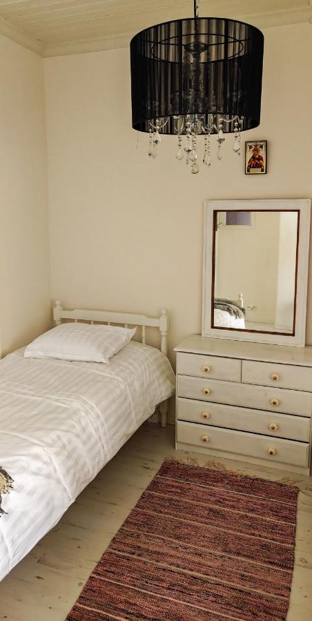 Tweepersoonskamer met 2 Aparte Bedden en Gedeelde Badkamer