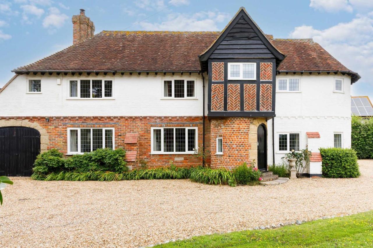Charming Beach Getaway - Spacious 4BR sunny garden - B&B