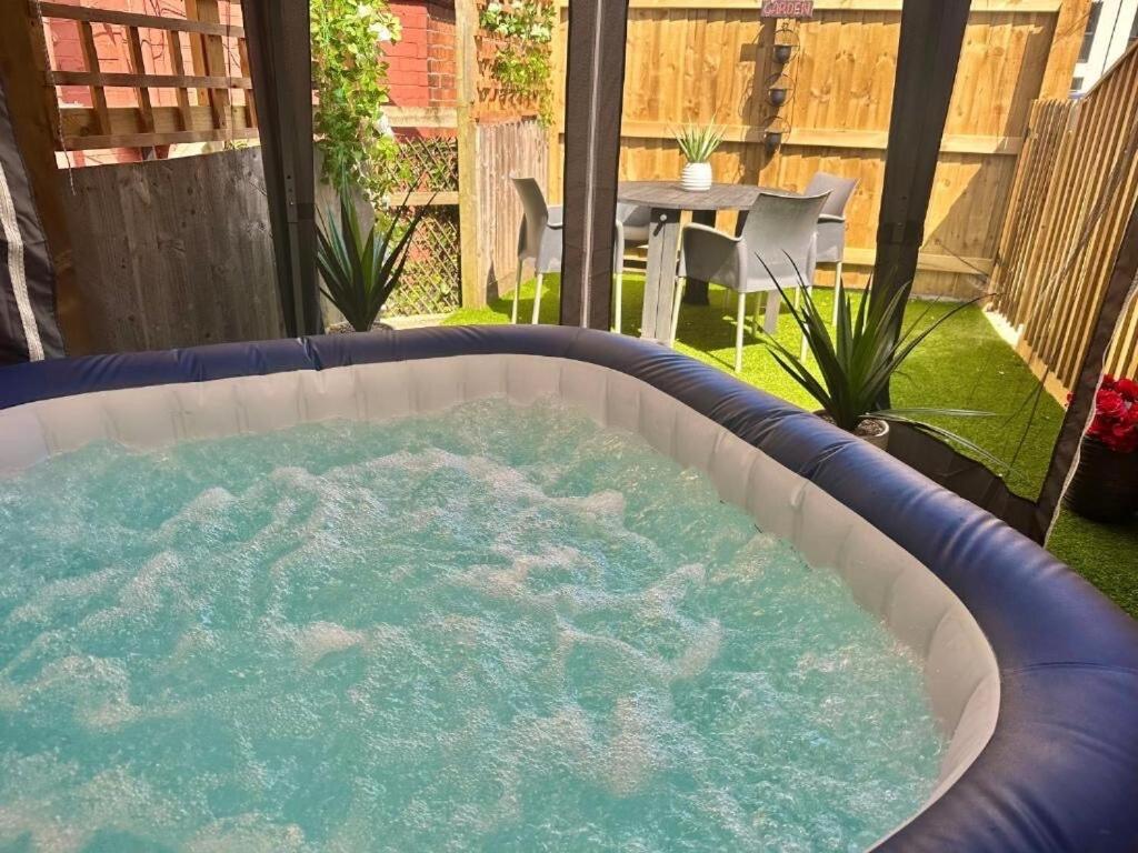 Beach House - families, couples, hot tub, parking - B&B Bournemouth