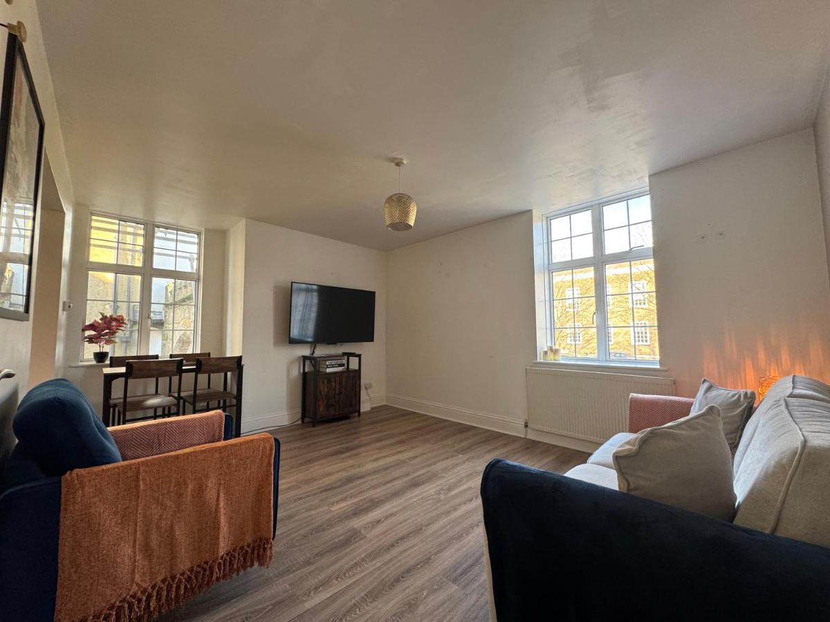 Large Town Centre Apartment - Long & Short term available - Ferienwohnung Tunbridge Wells