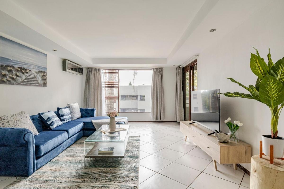 Modern 3 bedroom Sandton City Apartment - B&B