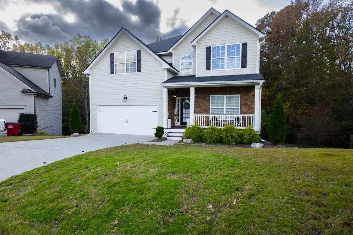 Large Rustic Family Home By RoadATL-KingBed-Firepit-Grill - Chambres d’hôtes Braselton