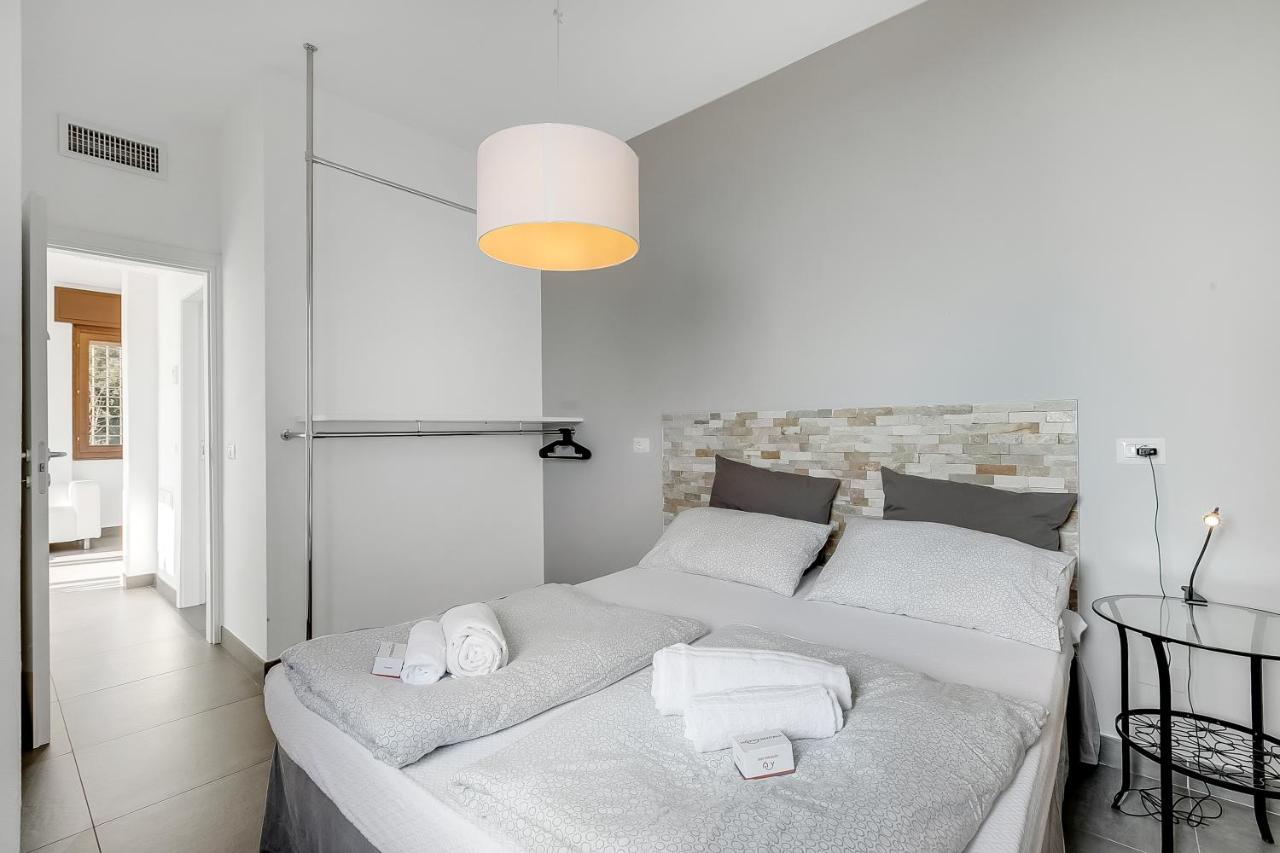 Two Bedroom Apartment with Lake View and Shared Pool 1