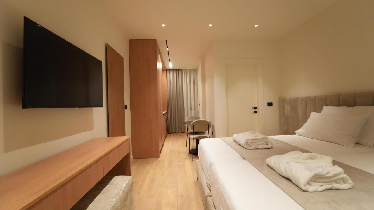 diVin Luxury Suites - Bed and Breakfast Tirana