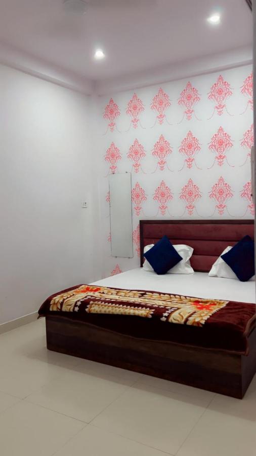 Shree Radhe Shyam Homestay - Walkable distance to Sri Kashi Vishwanath temple and Ganga Aarti - B&B