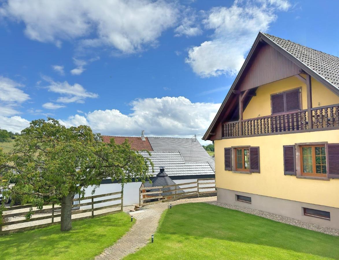 Spacious 150 sqm Home in a Natural Setting with Easy Access & Private Courtyard Parking - Balcony, Fire Pit, Ping-Pong, and Relaxing Outdoor Amenities - Ferienwohnung