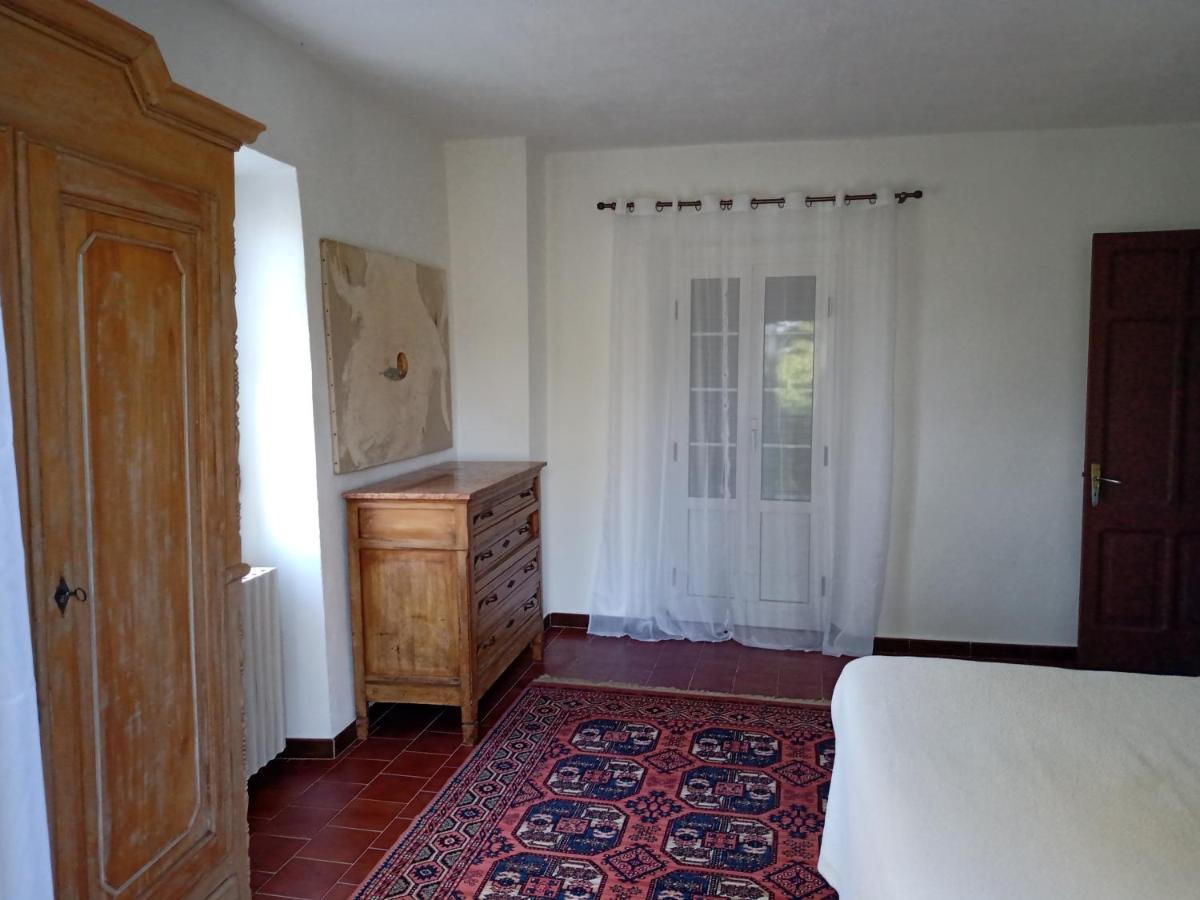 Zimmer mit Kingsize-Bett und Balkon