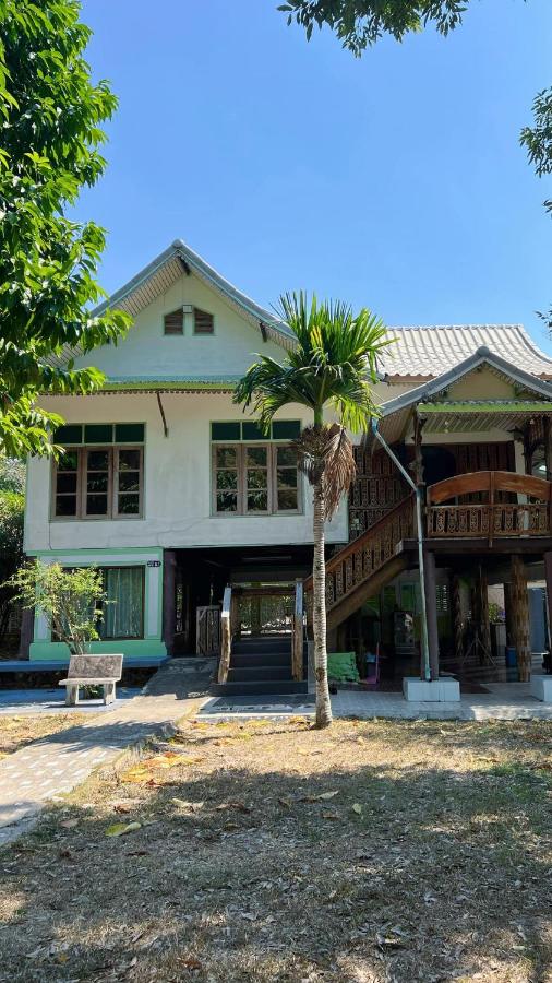 Baan Nara Homestay - Bed and Breakfast