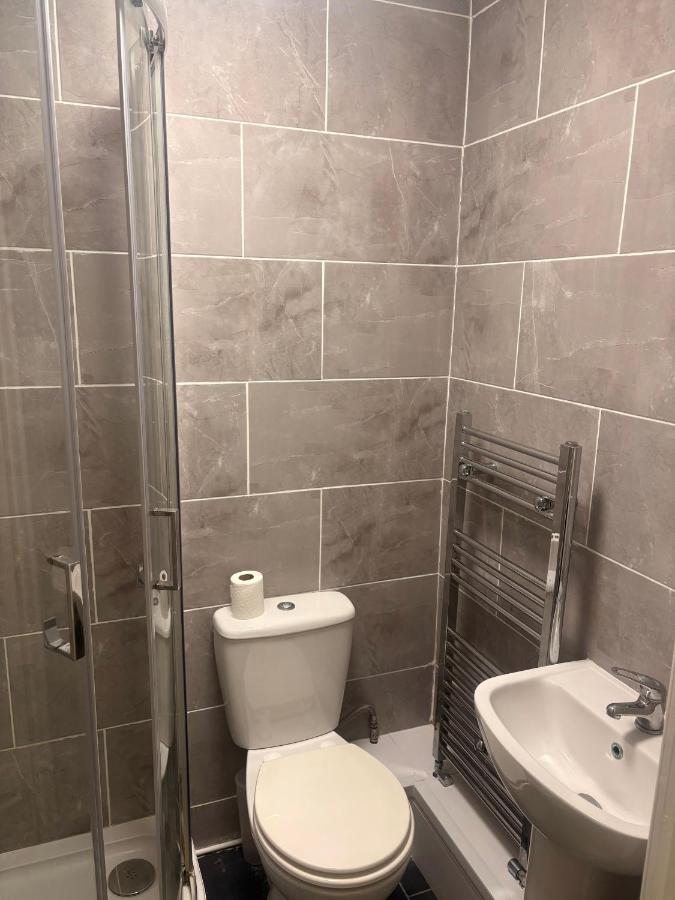 Family and Contractor 4BR All En-suite Apt with Free WiFi and Parking - B&B