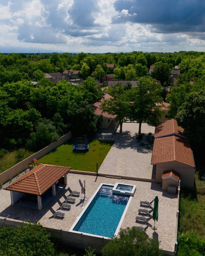 Stunning Villa for 10 people with large heated pool-50m2, jacuzzi and gym - by TA Leut Agency - Chambres d'hôtes Privlaka