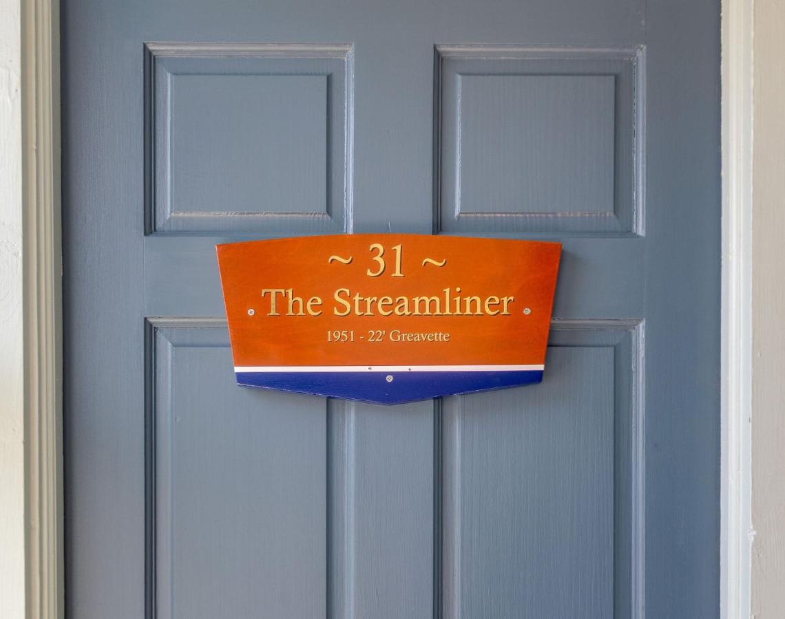 Folliday Inn - The Streamliner - Room 31 - B&B Folly Beach