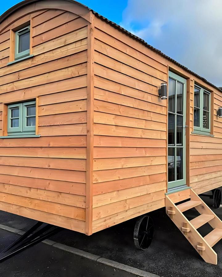 Luxury Shepherds Hut near Glamorgan Coast - B&B