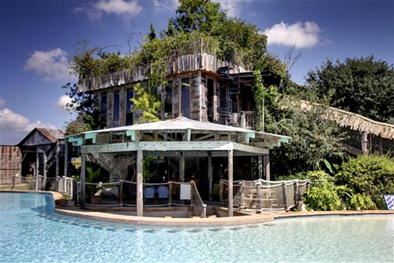 Impressive Tree House near the Guadalupe River in New Braunfels, Texas - B&B
