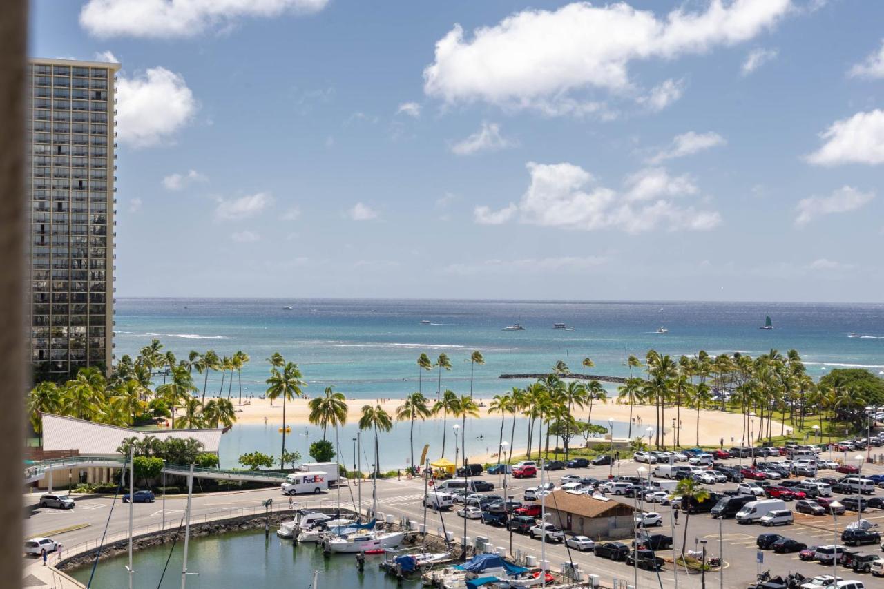 Ilikai Marina Stunning Ocean & Harbor Views - Walk to the Beach! - B&B Honolulu