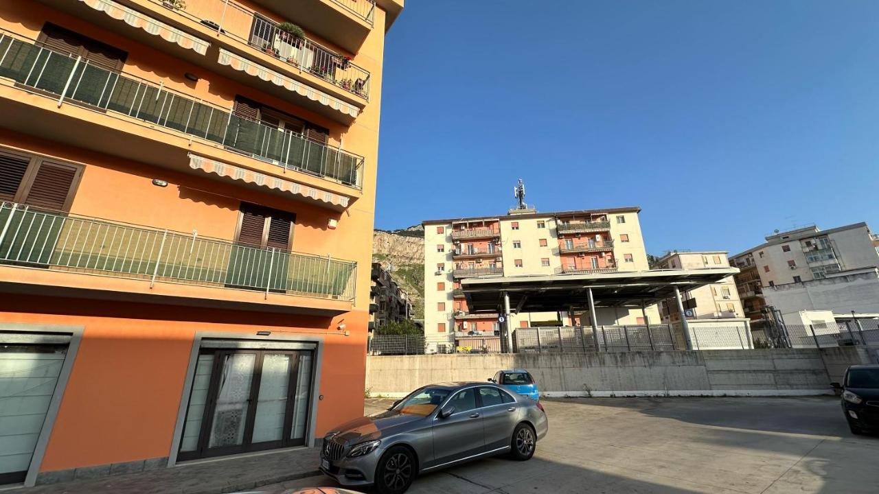 Capaci Paradiso del mare, appartamento con 2 camere da letto, balcone, vicino a mare, metro e aeroporto Palermo - Chambres d'hôtes Capaci