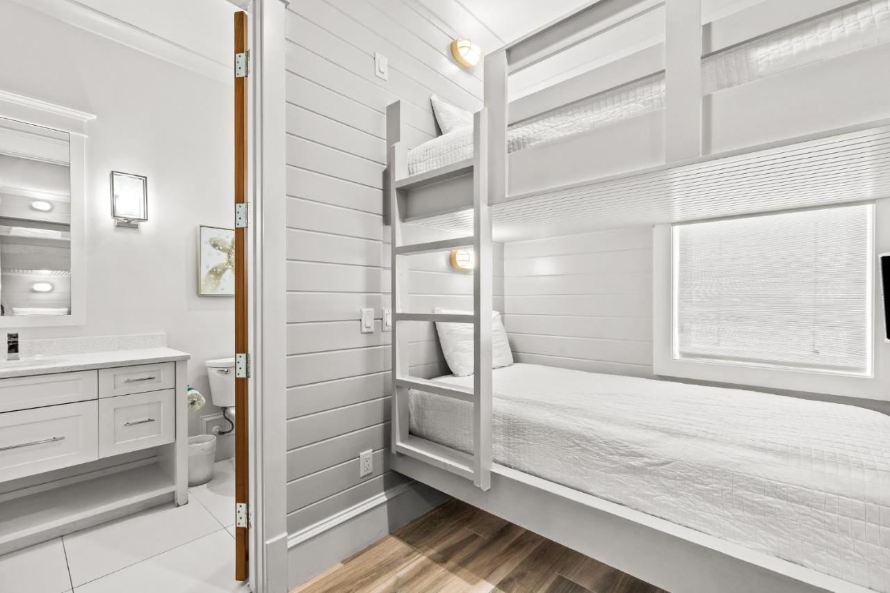 Coast Is Clear With Jetted Pool And Game Room - B&B Destin