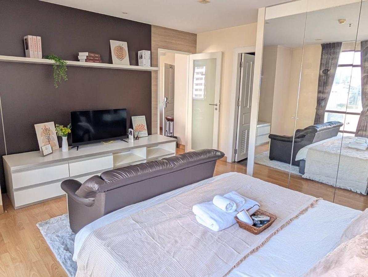 One-Bedroom Apartment with View