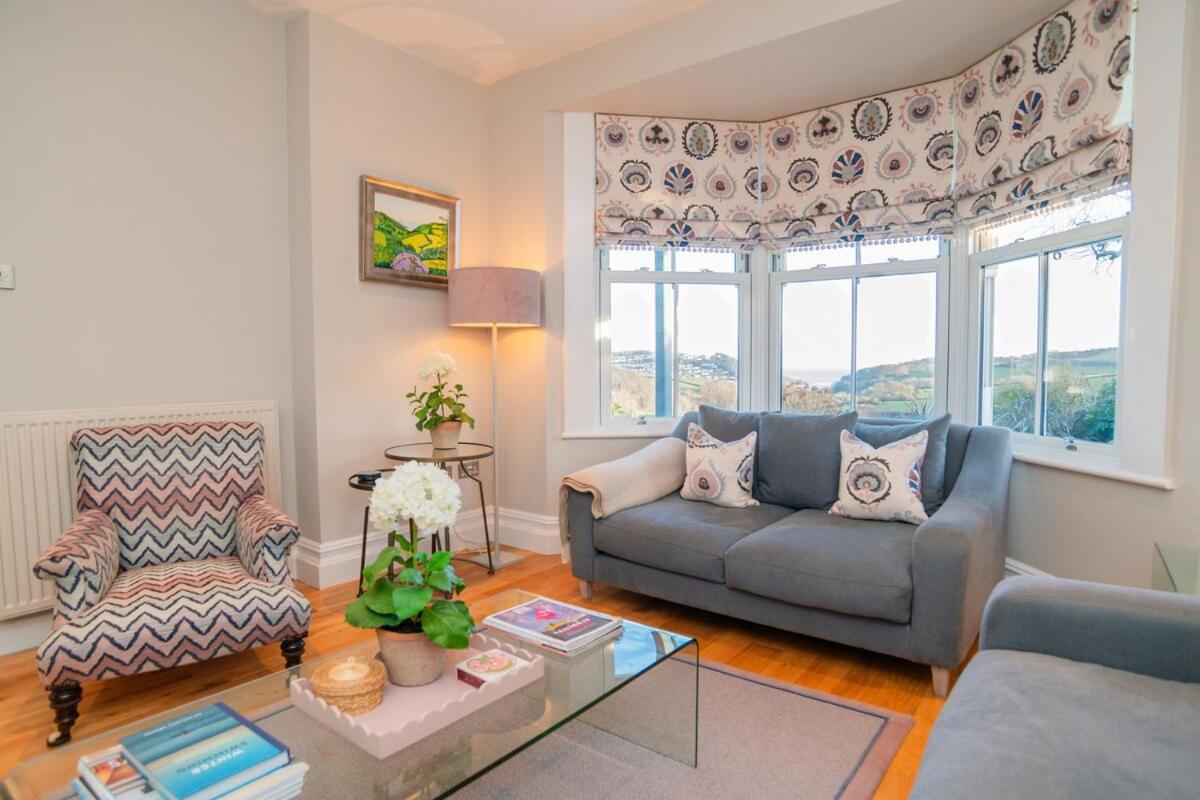 Ultimate Coastal Luxury - 5 Bed, Spacious, Parking, Hot Tub - B&B