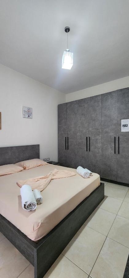 Double room with shared bathroom - B&B Tirana