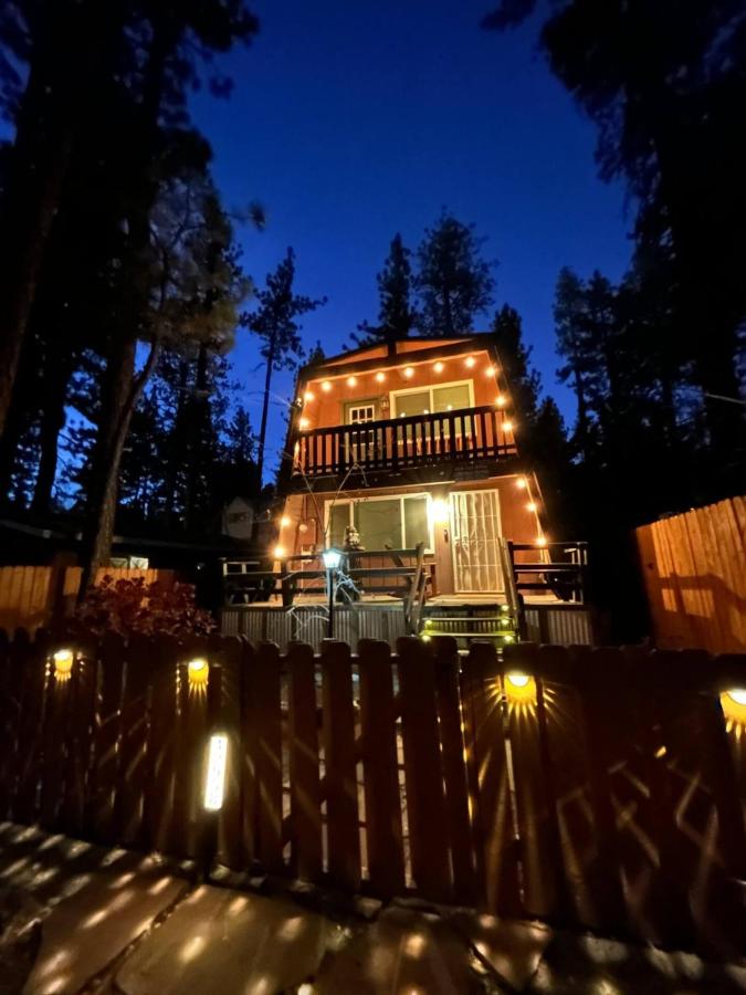 Moonridge Manor Modern, Cozy Retreat with Hottub! - Ferienwohnung