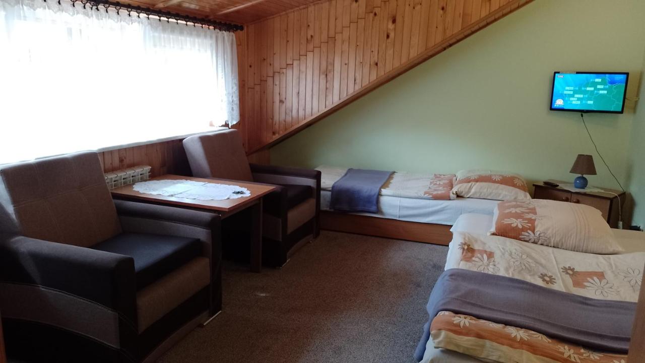 Habitación con cama extragrande y vistas al jardín