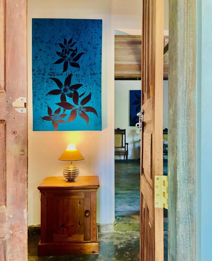 Suite con cama grande y balcón