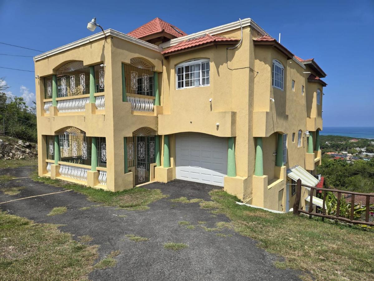 Poinciana House - B&B