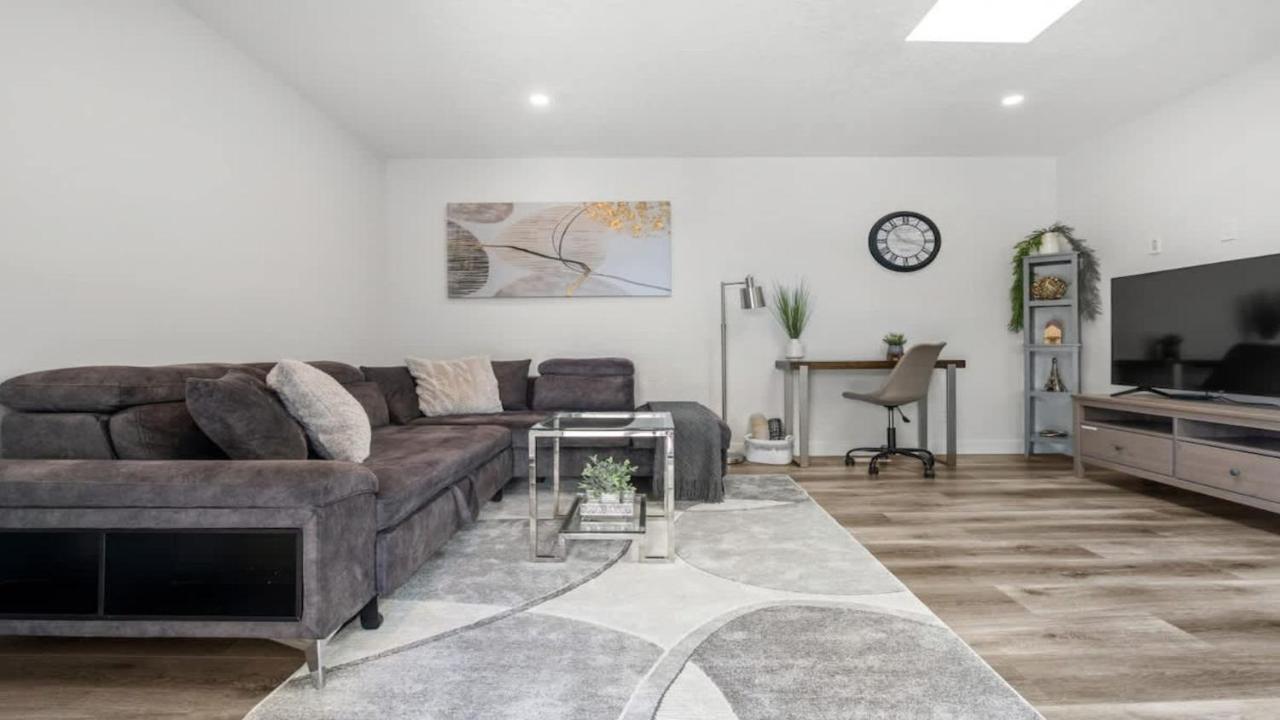 Winston Suite 2BR 1BA - Carriage Suite with Garage - B&B Calgary