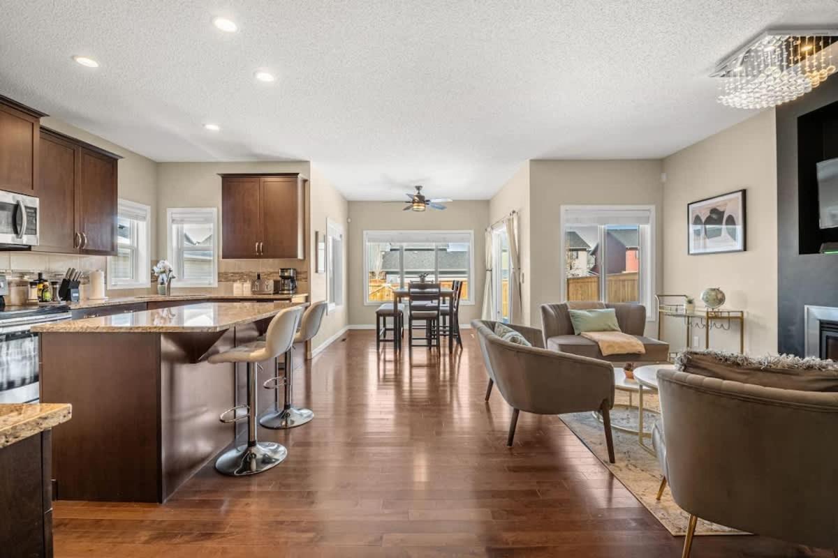 The Trenta - 4BD 3BA 2 Kitchen Stunner - B&B Calgary