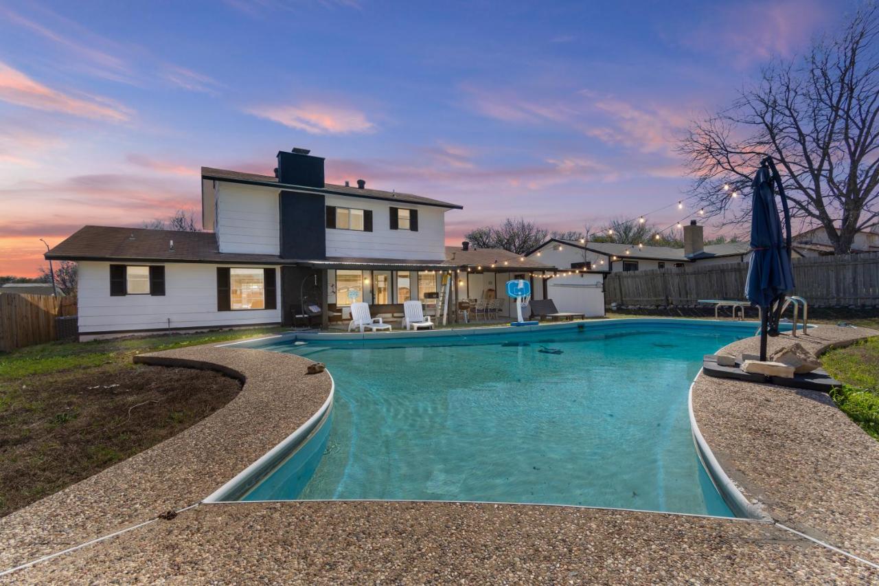 Poolside Retreat in Central SA - Chambres d’hôtes San Antonio