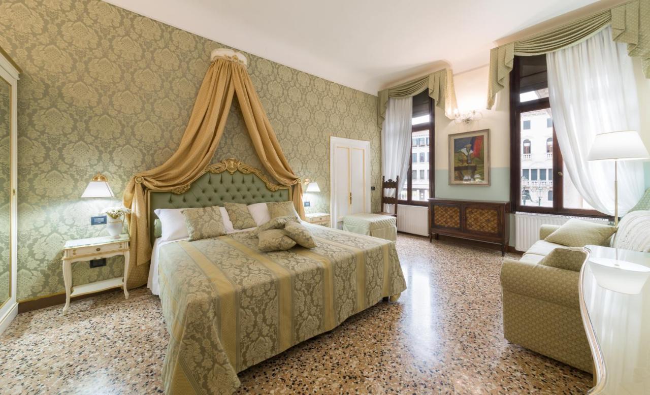 Deluxe Suite "Carlo Goldoni" mit Aussicht auf den Campo Santo Stefano 
