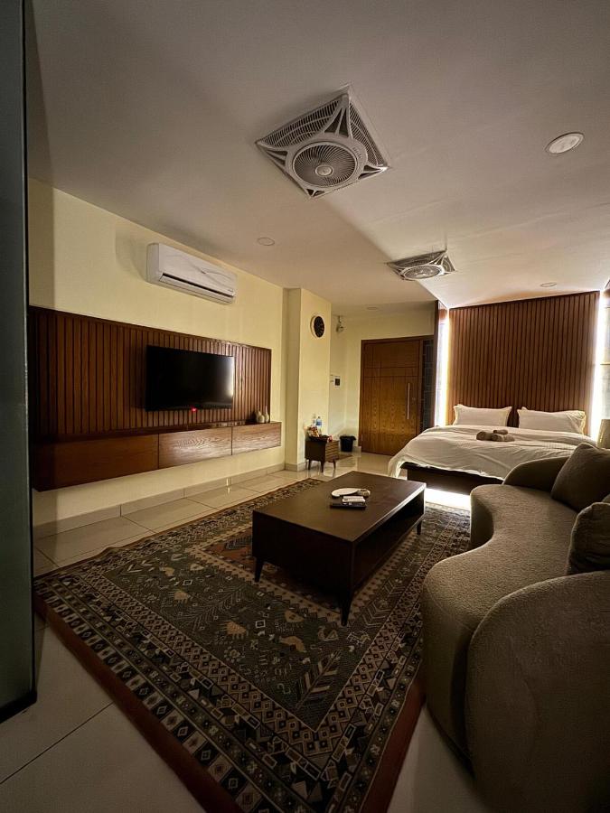 Designer Studio with heating rooftop Pool restaurant & Self Check In - B&B Islamabad