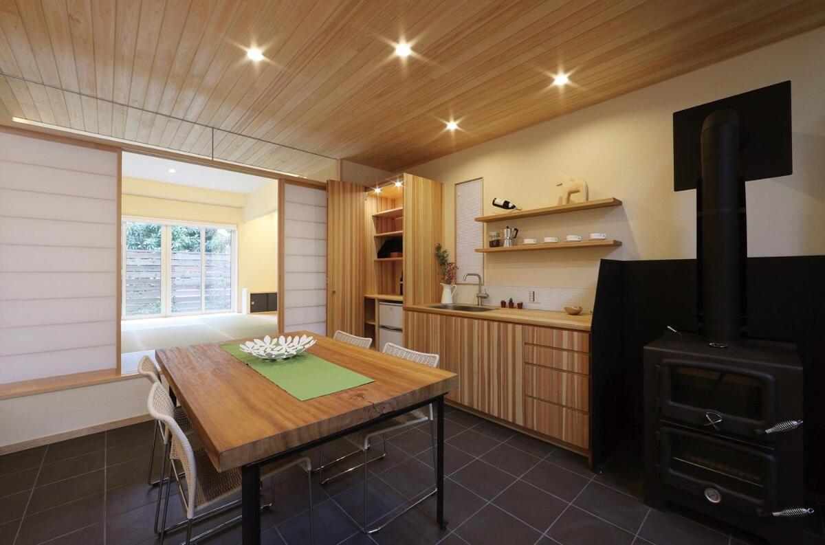 ひろびろ空間の3階建デザイナーズ住宅 - B&B Kasugai