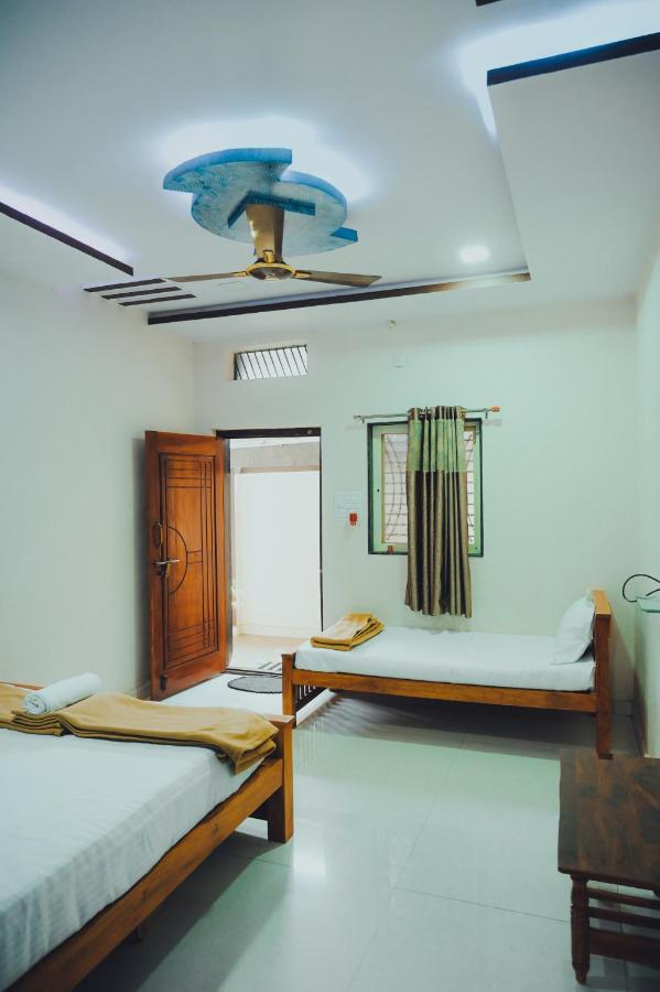 Royal Delux Lodge & Rooms - B&B Hampi