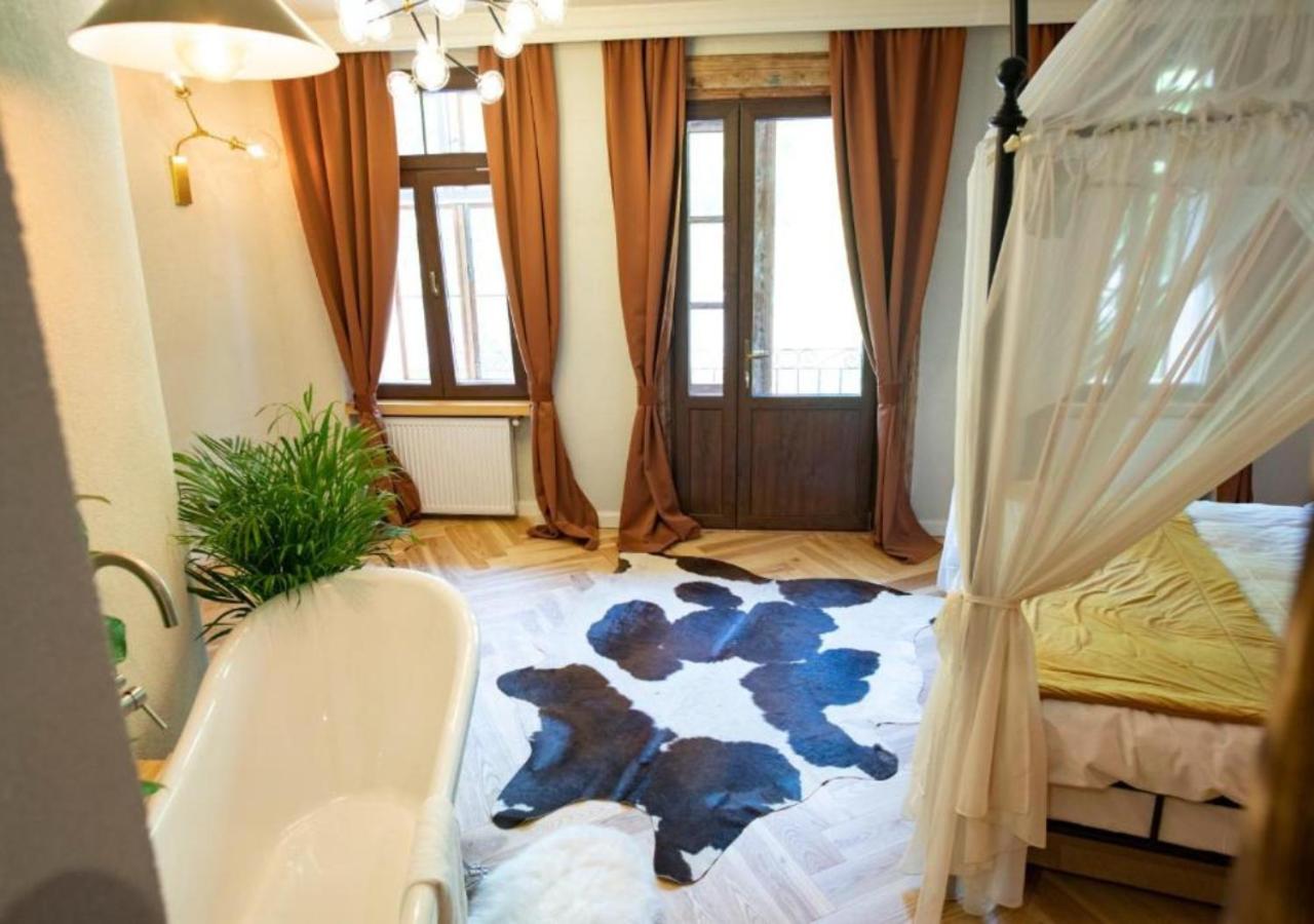Queen Room with Spa Bath
