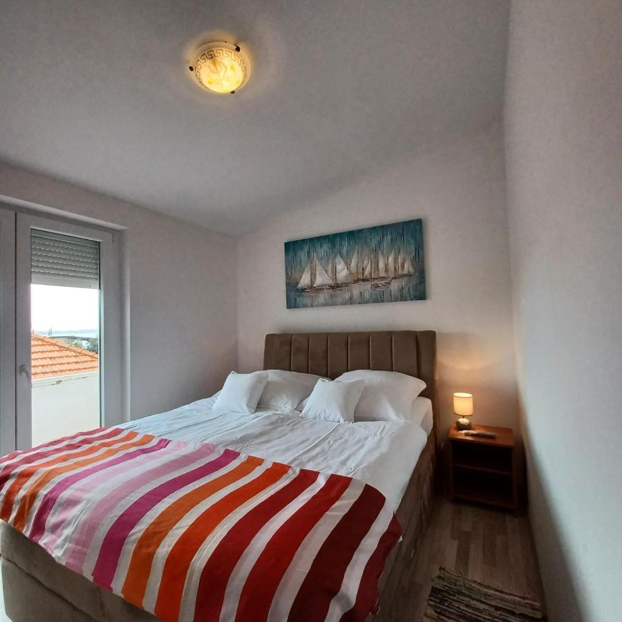 Beachfront Apartment with Balcony and Sea View - B&B Vrsi