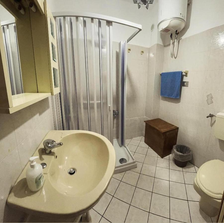 Tweepersoonskamer met 2 Aparte Bedden en Badkamer