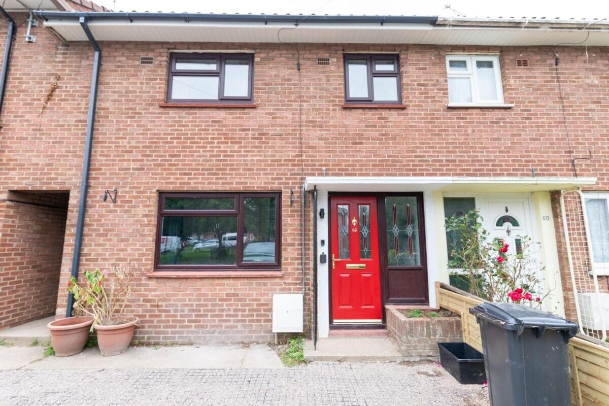 3 Bedroom Home By Littlepiggyrentals Short Lets & Serviced Accommodation With WiFi & Free Parking - B&B